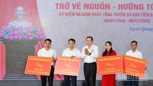 Chủ tịch Quốc hội Trần Thanh Mẫn trao 15 bộ máy tính cho 3 trường Tiểu học trên địa bàn xã Tân Trào và 1 máy xét nghiệm huyết học cho Phòng khám đa khoa khu vực Tân Trào.