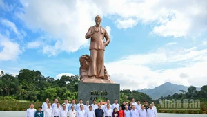 Chủ tịch Quốc hội Trần Thanh Mẫn, nguyên Tổng Bí thư Nông Đức Mạnh và các đại biểu chụp ảnh lưu niệm tại Tượng đài “Bác Hồ ở Tân Trào”.