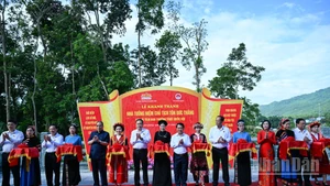 Chủ tịch Quốc hội Trần Thanh Mẫn cùng các đồng chí lãnh đạo, nguyên lãnh đạo Quốc hội và lãnh đạo tỉnh Tuyên Quang cắt băng khánh thành Nhà tưởng niệm Chủ tịch Tôn Đức Thắng.