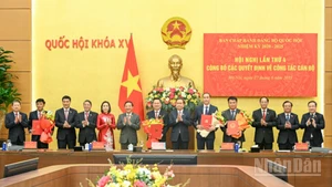 Bí thư Đảng ủy Quốc hội, Chủ tịch Quốc hội Trần Thanh Mẫn cùng các Phó Chủ tịch Quốc hội, Phó Bí thư Đảng ủy Quốc hội trao quyết định, tặng hoa chúc mừng các đồng chí: Lâm Văn Mẫn, Hoàng Duy Chinh, Phùng Khánh Tài, Đặng Ngọc Huy. 