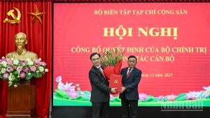 Thường trực Ban Bí thư Trần Cẩm Tú trao Quyết định của Bộ Chính trị, tặng hoa chúc mừng đồng chí Dương Trung Ý. (Ảnh: DUY LINH) 