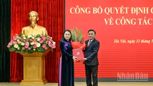 Thường trực Ban Bí thư Trần Cẩm Tú trao Quyết định của Bộ Chính trị, tặng hoa chúc mừng đồng chí Nguyễn Thị Thu Hà. (Ảnh: DUY LINH)