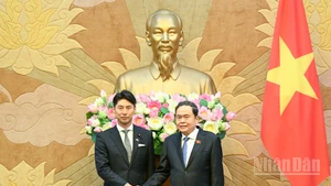 Chủ tịch Quốc hội Trần Thanh Mẫn và Trưởng ban Thanh niên Đảng Dân chủ Tự do Nhật Bản Nakasone Yasutaka. 