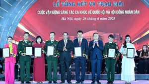 Chủ tịch Quốc hội Trần Thanh Mẫn và Phó Chủ tịch Quốc hội Trần Quang Phương trao biểu trưng và chứng nhận cho tác giả, nhóm tác giả đoạt giải B.