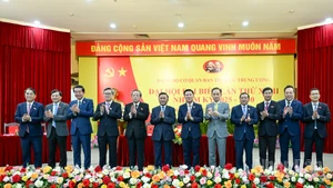 Thường trực Ban Bí thư Trần Cẩm Tú cùng các đại biểu và Đảng viên Đảng bộ cơ quan Ban Tổ chức Trung ương.