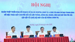 Các đồng chí lãnh đạo Đảng, Nhà nước và các đại biểu chủ trì hội nghị.