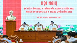 Thường trực Ban Bí thư Trần Cẩm Tú cùng các đồng chí lãnh đạo chủ trì hội nghị.