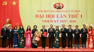 Bí thư Đảng ủy Quốc hội, Chủ tịch Quốc hội Trần Thanh Mẫn trao quyết định, tặng hoa chúc mừng Ban Chấp hành Đảng bộ Ủy ban Pháp và Tư pháp nhiệm kỳ 2025-2030.