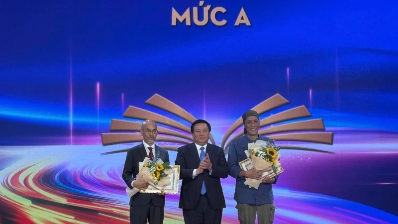 Giáo sư, Tiến sĩ Nguyễn Xuân Thắng, Ủy viên Bộ Chính trị, Giám đốc Học viện Chính trị quốc gia Hồ Chí Minh, Chủ tịch Hội đồng Lý luận Trung ương trao tặng thưởng mức A cho các tác giả.