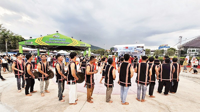 Không gian văn hóa cồng chiêng thu hút đông đảo du khách thưởng thức và trải nghiệm.