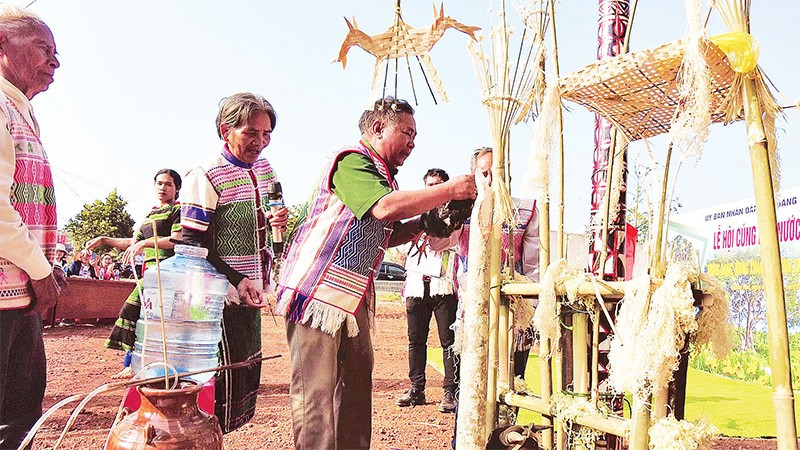 Các già làng thực hiện nghi thức trong Lễ cúng bến nước của đồng bào Mạ, xã Quảng Khê, tỉnh Lâm Đồng.