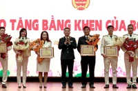 Trao bằng khen cho các cán bộ thuế tại Hội nghị tổng kết năm 2025 và triển khai nhiệm vụ năm 2026.