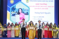 Các thầy, cô giáo vui mừng nhận giải thưởng.