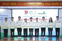 Bí thư Trung ương Đoàn, Chủ tịch Hội Sinh viên Việt Nam Nguyễn Minh Triết (ngoài cùng bên phải) cùng đại diện các đơn vị liên quan trao học bổng tặng học sinh, sinh viên vượt khó học tốt.