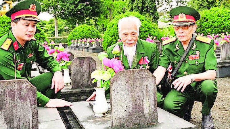 Các cựu chiến binh trở lại thăm chiến trường năm xưa và tưởng nhớ đồng đội đã ngã xuống. (Ảnh NGUYỄN SƠN)