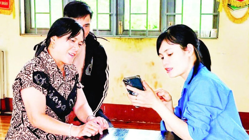 Thành viên Tổ dịch vụ công trực tuyến cộng đồng xã Đức An, tỉnh Lâm Đồng về tận cơ sở hướng dẫn người dân thực hiện dịch vụ công trực tuyến.