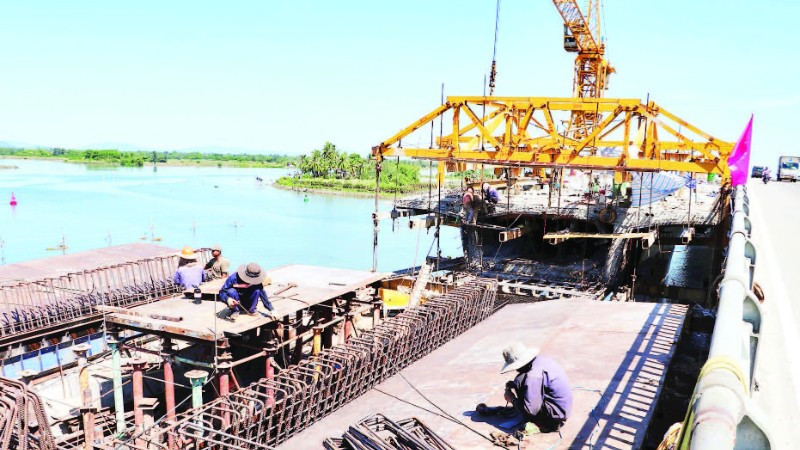 Các đơn vị nhà thầu đang khẩn trương thi công các hạng mục tại dự án thành phần 1 hoàn thiện đường ven biển 129 (Võ Chí Công).