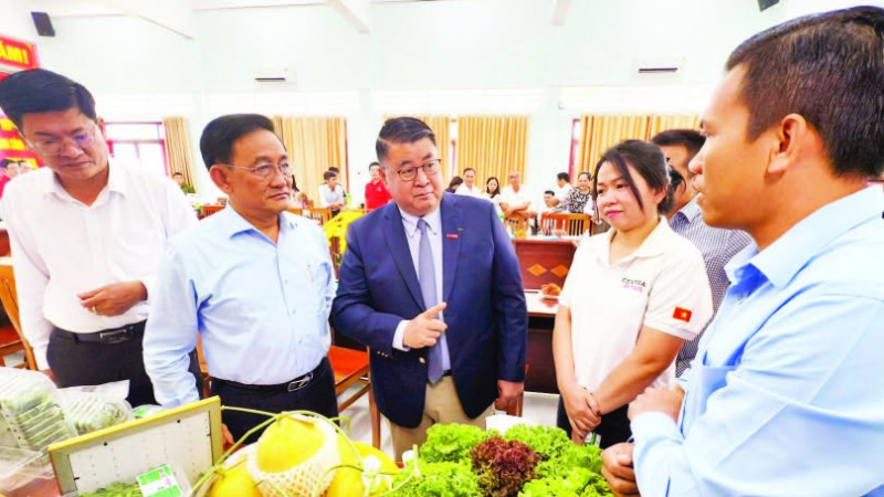 Lãnh đạo Tập đoàn Central Retail Việt Nam tham quan nông sản trưng bày của Công ty cổ phần nông nghiệp 620.