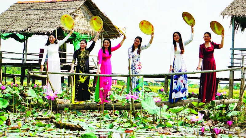 Du khách tham quan cánh đồng sen ở xã Đốc Binh Kiều, tỉnh Đồng Tháp.