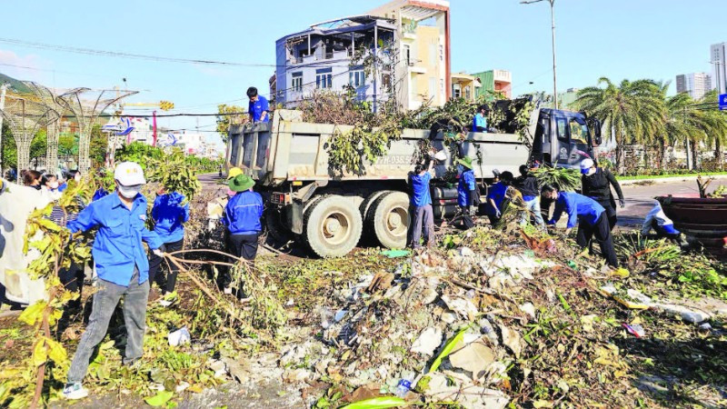 Thanh niên tình nguyện ra quân dọn dẹp rác thải sau đợt bão lũ vừa qua.