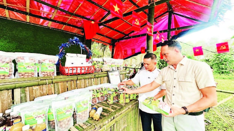 Trưng bày, giới thiệu hàng hóa nông sản do người dân xã Sa Loong sản xuất, chế biến tại chợ phiên “Sa Loong: Hương đất-Tình người”.