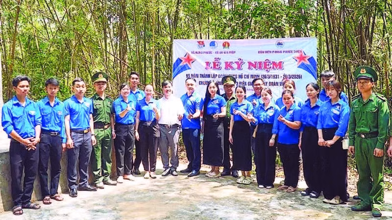 Đoàn thanh niên xã Thiện Hưng, tỉnh Đồng Nai tìm hiểu về cột mốc biên biên giới quốc gia.