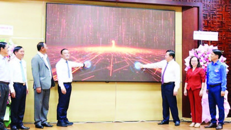 Các đại biểu bấm nút ra mắt Trang thông tin điện tử Mặt trận Tổ quốc Việt Nam tỉnh Đắk Lắk. (Ảnh CÔNG LÝ)
