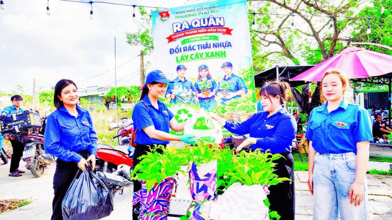 Hoạt động đổi rác thải nhựa lấy cây xanh do đoàn viên, thanh niên phường Phú Mỹ tổ chức.