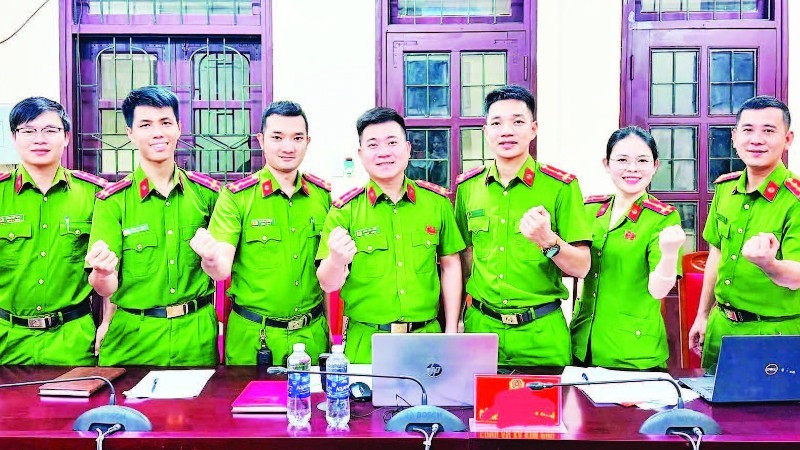 Công an xã Minh Hóa, tỉnh Quảng Trị giải đáp thủ tục hành chính qua hình thức livestream.