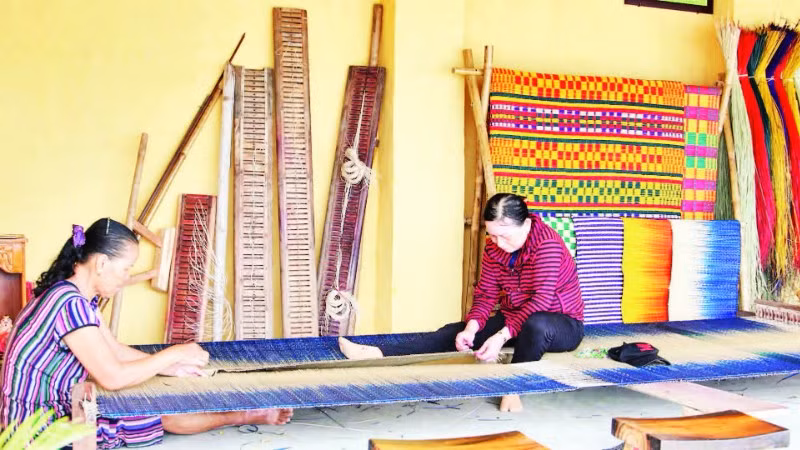 Cơ sở của chị Công tạo ra nhiều sản phẩm từ cói, chiếu cói đa dạng.