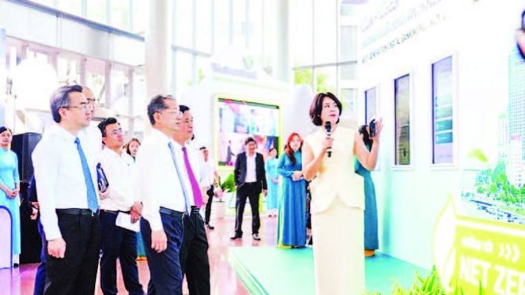 Các đại biểu tham quan triển lãm tài chính tại diễn đàn.