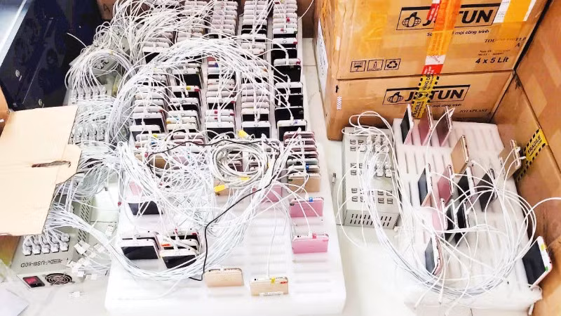 2.000 điện thoại di động được các đối tượng sử dụng để tạo hàng loạt tài khoản mạng xã hội ảo như Telegram, Viber, Tinder, Zalo... (Ảnh Công an cung cấp)