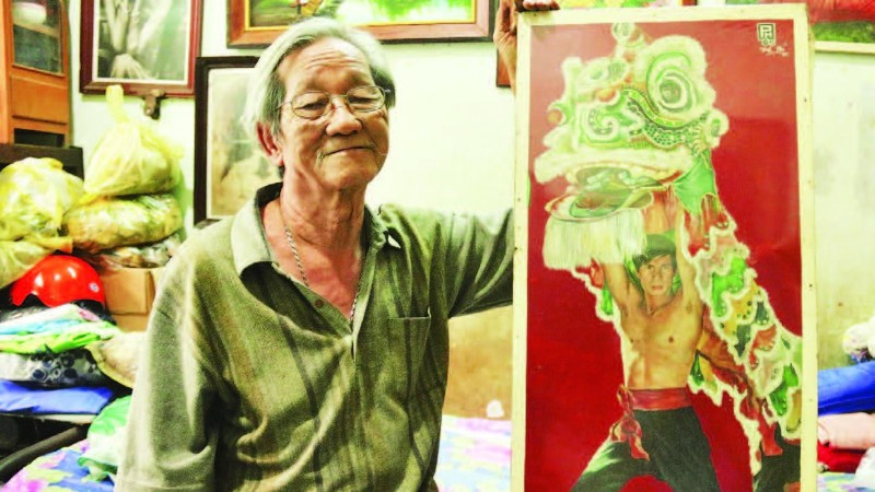 Họa sĩ Phan Há bên tác phẩm truyền thần rất sinh động.