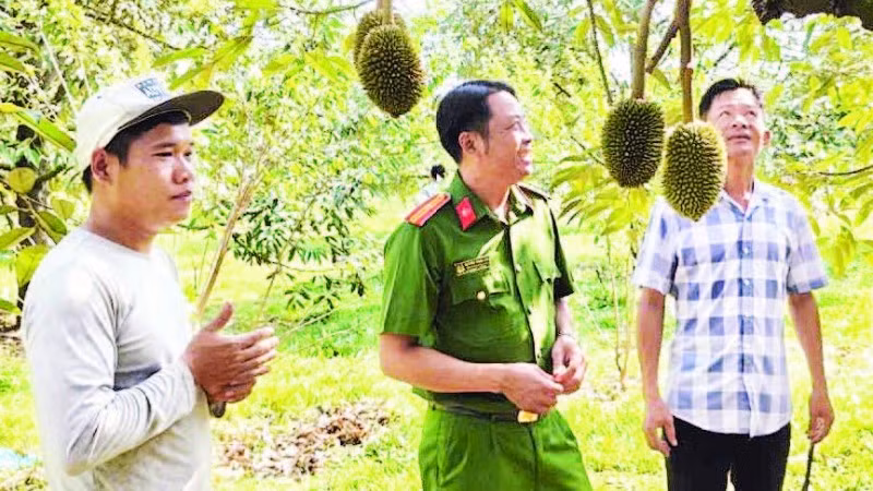 Công an xã Long Hà cùng Ban điều hành ấp đến thăm hỏi người dân ở thôn 7, xã Long Hà phát triển kinh tế gia đình.