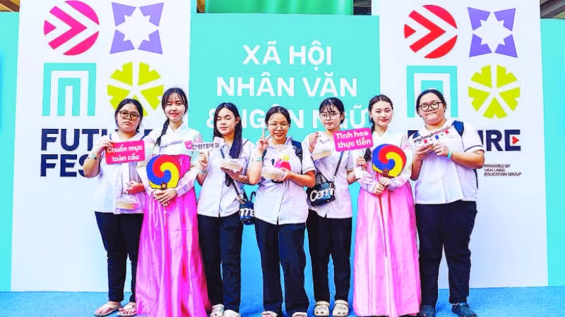 Học sinh trung học phổ thông tham gia ngày hội “Future Fest 2026” của Trường đại học Văn Lang. (Ảnh CTV)