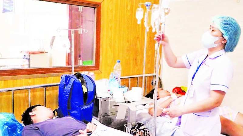Truyền dịch cho bệnh nhân ngộ độc bánh mì tại Bệnh viện đa khoa Vũng Tàu ngày 2/3.