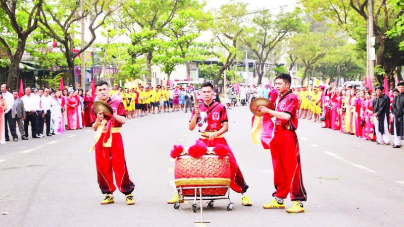 Lễ hội biển Sơn Trà diễn ra vào đầu xuân hằng năm là dịp để ôn lại truyền thống và phát huy nghề biển của cư dân ven biển Sơn Trà.
