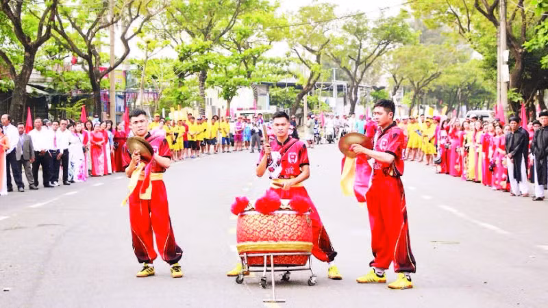Lễ hội biển Sơn Trà diễn ra vào đầu xuân hằng năm là dịp để ôn lại truyền thống và phát huy nghề biển của cư dân ven biển Sơn Trà.