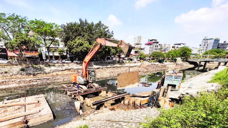 Việc cải tạo sông Tô Lịch đang được các đơn vị thi công khẩn trương.