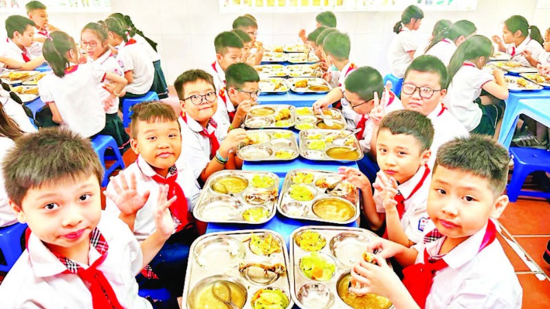Bữa ăn bán trú của học sinh Trường tiểu học Thăng Long, phường Hoàn Kiếm. (Ảnh ĐĂNG ANH)