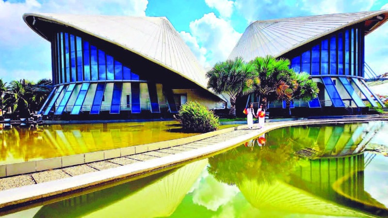 Nhà hát ba nón lá được tổ chức Kỷ lục Việt Nam xác lập “Nhà hát Cao Văn Lầu có hình dạng ba chiếc nón lá lớn nhất Việt Nam”. (Ảnh VÕ DŨNG)