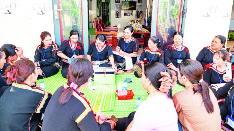 Một buổi sinh hoạt của tổ tương trợ vốn của phụ nữ dân tộc thiểu số phường Cư Bao, tỉnh Đắk Lắk tham gia dự án “Vươn mình - She Thrives”.