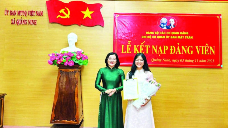 Chi bộ cơ quan Ủy ban Mặt trận Tổ quốc xã Quảng Ninh, tỉnh Quảng Trị kết nạp đảng viên mới.