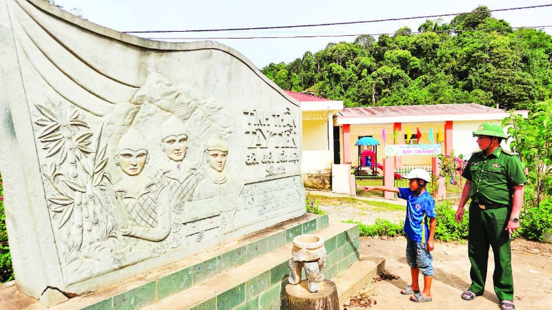Bia đá cùng phù điêu dựng tại bản Sài Khao, xã Mường Lý, tỉnh Thanh Hóa khắc ghi điểm đến của đoàn quân "Tây Tiến" trong kháng chiến chống Pháp.