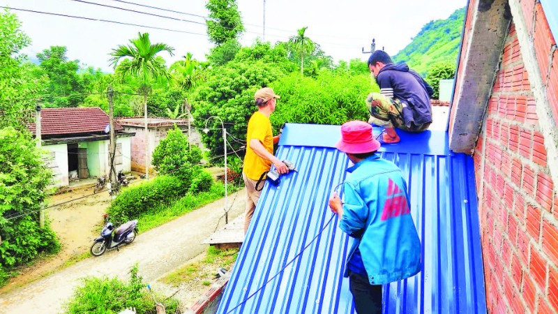 Giúp đồng bào xóa nhà tạm không chỉ giải quyết nhu cầu ở, mà còn giúp họ thoát khỏi cảm giác tự ti để mở cánh cửa đi ra bên ngoài.