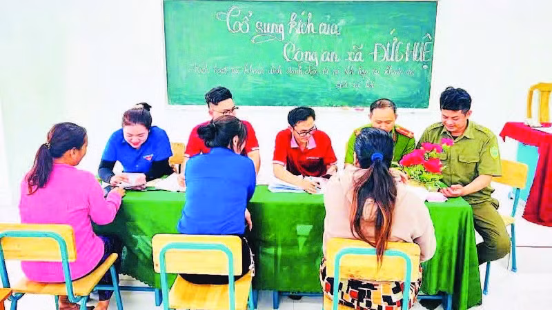 Tuổi trẻ xã Đức Huệ giúp nhân dân sử dụng dịch vụ công trực tuyến.