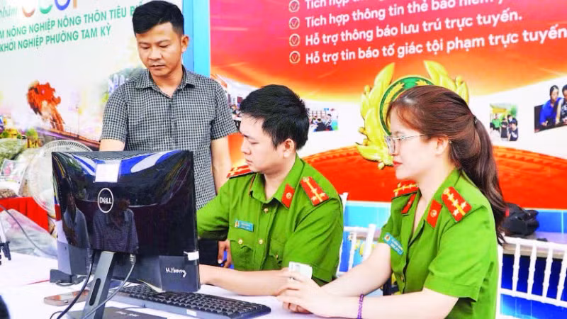 Công an phường Hương Trà đẩy mạnh chuyển đổi số phục vụ người dân.