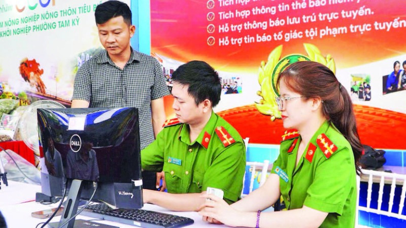 Công an phường Hương Trà đẩy mạnh chuyển đổi số phục vụ người dân.