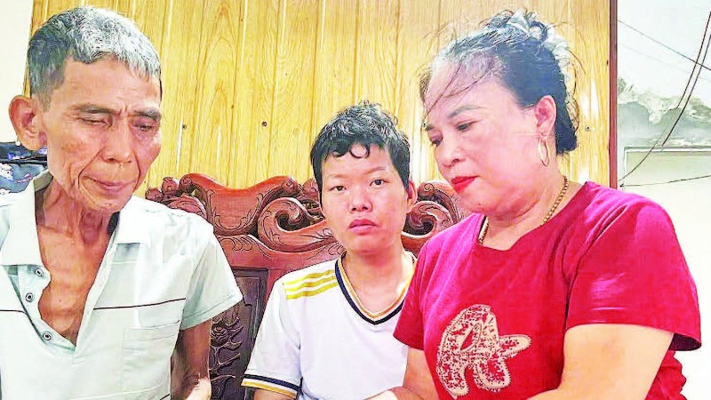 Chị Phan Thị Thuyên (ngoài cùng bên phải) quyên góp và trao 200 triệu đồng cho người nhà bà Nguyễn Thị Quyên để giúp bà Quyên điều trị tai nạn.