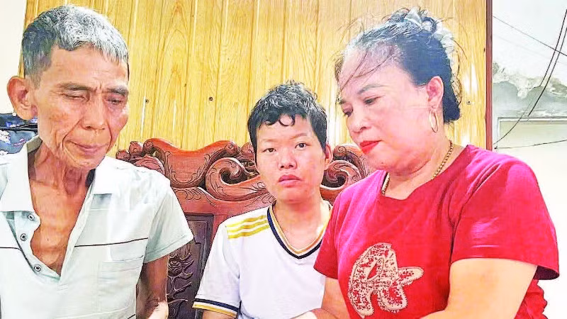 Chị Phan Thị Thuyên (ngoài cùng bên phải) quyên góp và trao 200 triệu đồng cho người nhà bà Nguyễn Thị Quyên để giúp bà Quyên điều trị tai nạn.